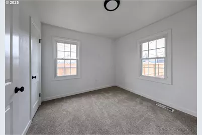 8225 SE Raymond Ct, Portland, OR 97266 - Photo 11