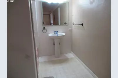 575 23rd St, Salem, OR 97301 - Photo 17