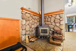 372 Thornbrook Dr, Merlin, OR 97532 - Photo 7
