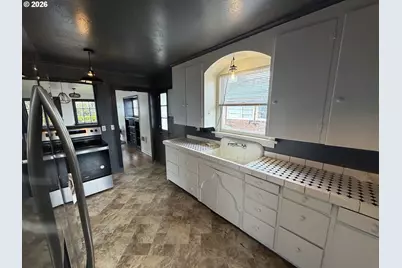 1066 S 8th St, Coos Bay, OR 97420 - Photo 13