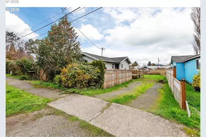 1066 S 8th St, Coos Bay, OR 97420 - Photo 5