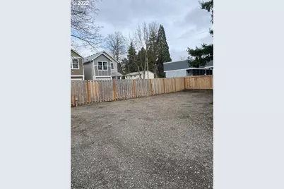 15725 SE Stark St, Portland, OR 97233 - Photo 11