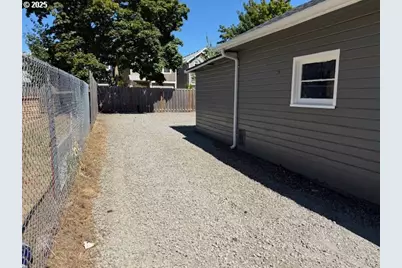 15725 SE Stark St, Portland, OR 97233 - Photo 7