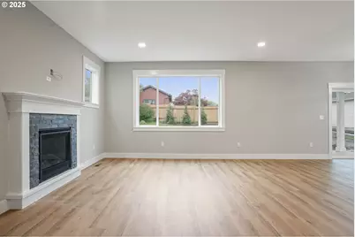 195 Iowa St, Silverton, OR 97381 - Photo 9