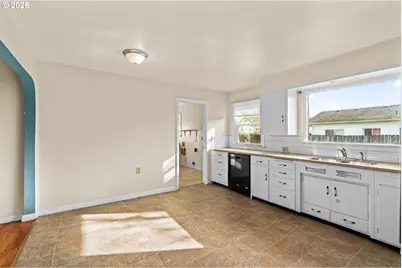 469 NE Sterling Dr, Roseburg, OR 97470 - Photo 13