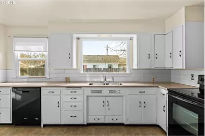 469 NE Sterling Dr, Roseburg, OR 97470 - Photo 11