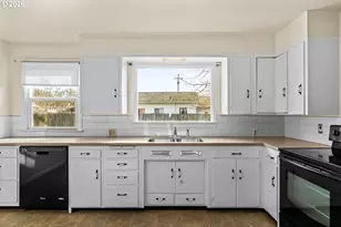 469 NE Sterling Dr, Roseburg, OR 97470 - Photo 11