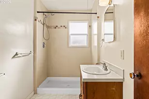 469 NE Sterling Dr, Roseburg, OR 97470 - Photo 15