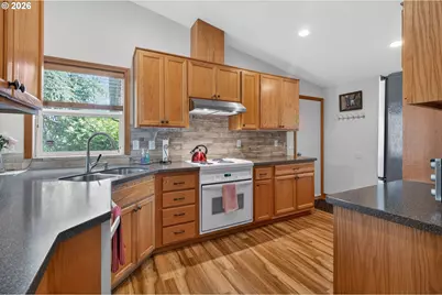 325 Bushnell Ln, Eugene, OR 97404 - Photo 5