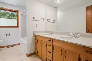 10426 SE Lincoln Ct, Portland, OR 97216 - Photo 19