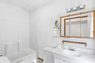 12510 SE Raymond St, Portland, OR 97236 - Photo 17