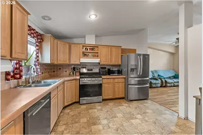 265 SE Grape Ave, Winston, OR 97496 - Photo 5