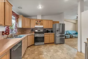 265 SE Grape Ave, Winston, OR 97496 - Photo 5