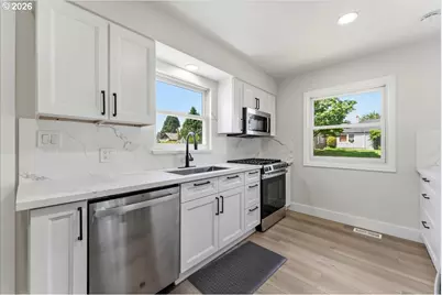 9142 SE Washington St, Portland, OR 97216 - Photo 3