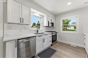 9142 SE Washington St, Portland, OR 97216 - Photo 3