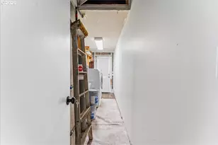 9142 SE Washington St, Portland, OR 97216 - Photo 15