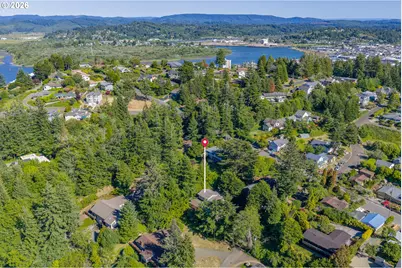 910 N 8th St, Coos Bay, OR 97420 - Photo 3