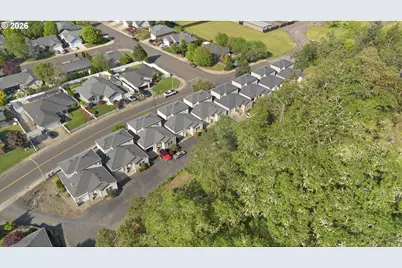 2471 SE Waldon Ave, Roseburg, OR 97470 - Photo 3
