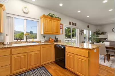 2471 SE Waldon Ave, Roseburg, OR 97470 - Photo 7