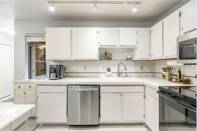 4000 Carman Dr #E-68, Lake Oswego, OR 97035 - Photo 9