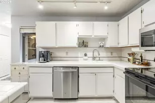 4000 Carman Dr, Lake Oswego, OR 97035 - Photo 9