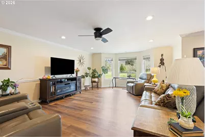 2164 SE Douglas Ave, Roseburg, OR 97470 - Photo 9