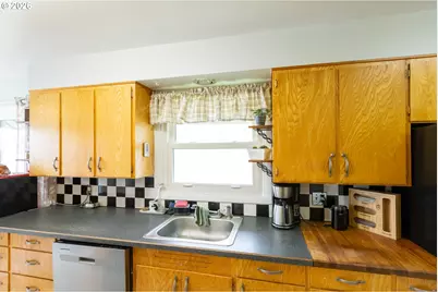 724 E 14th St, The Dalles, OR 97058 - Photo 9