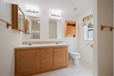 827 NE Woodard Ave, Castle Rock, WA 98611 - Photo 17