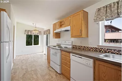 827 NE Woodard Ave, Castle Rock, WA 98611 - Photo 7