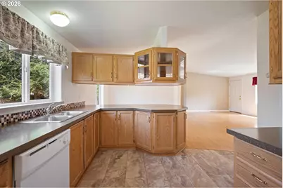 827 NE Woodard Ave, Castle Rock, WA 98611 - Photo 9