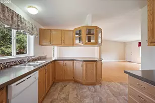 827 NE Woodard Ave, Castle Rock, WA 98611 - Photo 9