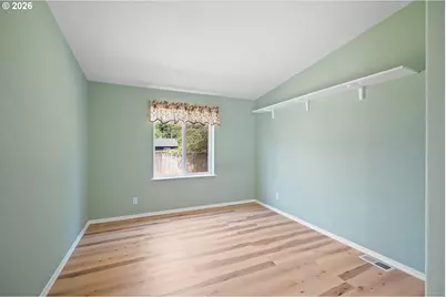 827 NE Woodard Ave, Castle Rock, WA 98611 - Photo 17