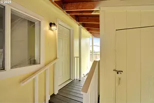 1015 Oak St, Silverton, OR 97381 - Photo 5