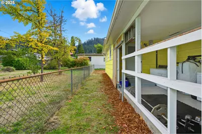76395 River Rd, Oakridge, OR 97463 - Photo 31