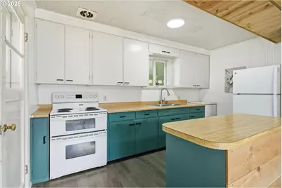 76395 River Rd, Oakridge, OR 97463 - Photo 11