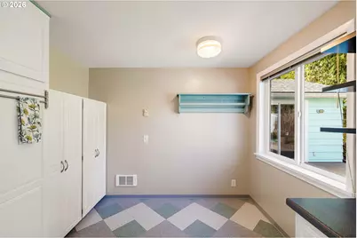 1666 Evergreen Dr, Eugene, OR 97404 - Photo 13