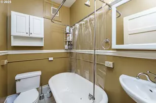 2109 NW Irving St, Portland, OR 97210 - Photo 19