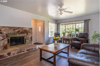 956 W Pilger St, Roseburg, OR 97471 - Photo 7