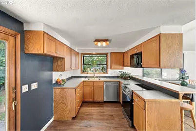 900 Oakway Dr, Coos Bay, OR 97420 - Photo 13