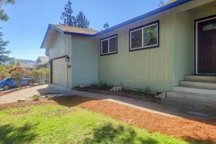 1358 NE Lincoln St, Roseburg, OR 97470 - Photo 3