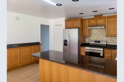 1358 NE Lincoln St, Roseburg, OR 97470 - Photo 9
