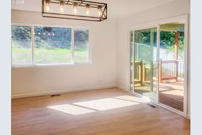 1358 NE Lincoln St, Roseburg, OR 97470 - Photo 7