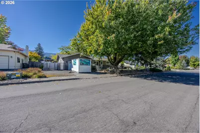 3077 W Lorraine Ave, Roseburg, OR 97471 - Photo 3