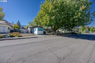 3077 W Lorraine Ave, Roseburg, OR 97471 - Photo 3