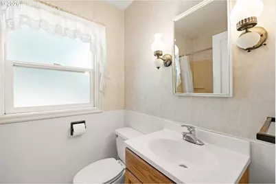 11209 SE Pine Ct, Portland, OR 97216 - Photo 13