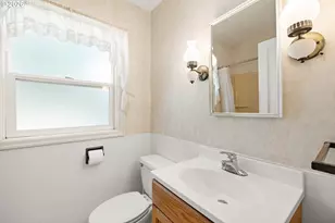 11209 SE Pine Ct, Portland, OR 97216 - Photo 13