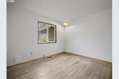 1960 SW 13th Ct, Gresham, OR 97080 - Photo 9