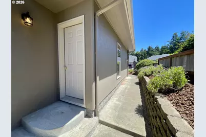 2180 Hayes St, North Bend, OR 97459 - Photo 7
