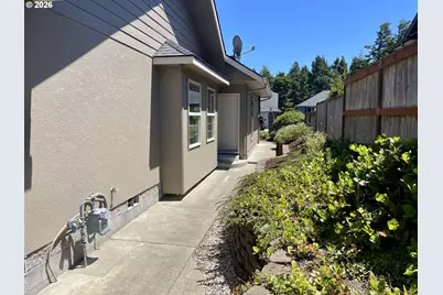 2180 Hayes St, North Bend, OR 97459 - Photo 7