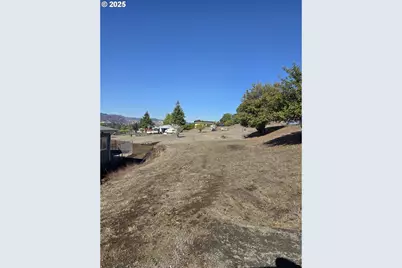 368 Pleasant Ave, Roseburg, OR 97470 - Photo 3